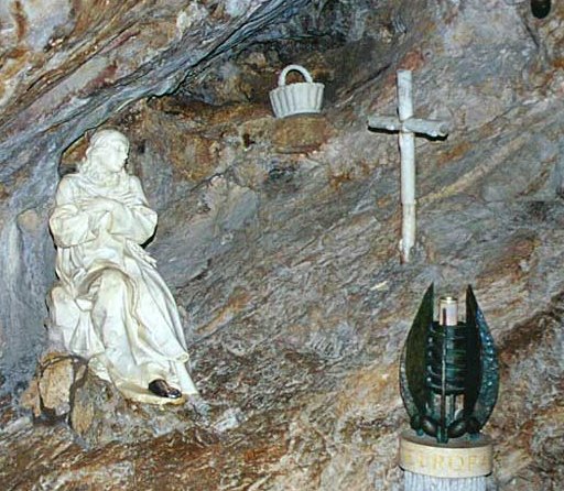 La grotta dove visse san Benedetto durante la vita eremitica